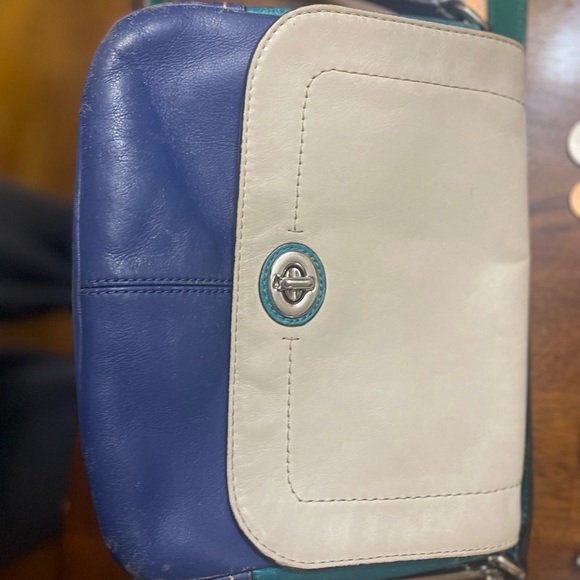 4 Crossbody’s, 3 BackPacks, 2 Wallets and 2 Special Gifts - Picture 2 of 12